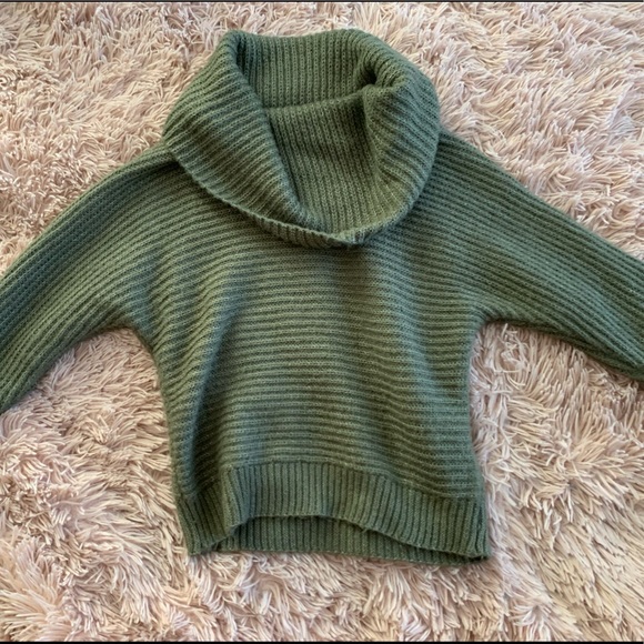 Green turtleneck - Picture 1 of 4